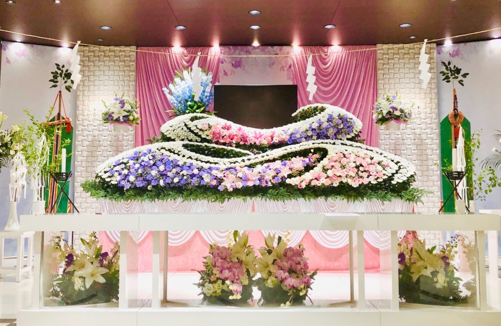 お花で送る葬儀　生花祭壇